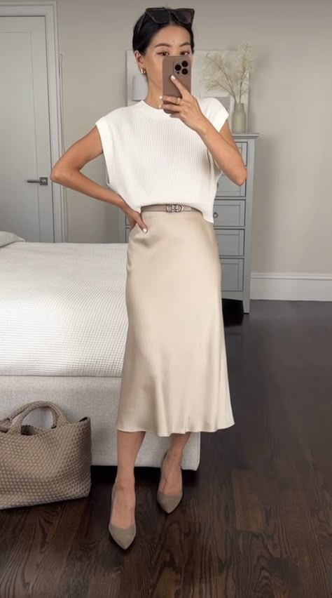 Satin Skirt Work Outfit Summer, Blush Satin Skirt Outfit, Satin Skirt Business Casual, Silk Skirt Office Outfit, Summer Silk Skirt Outfit, Summer Office Outfits Skirt, Midi Skirt Outfit Summer Work, Champagne Midi Skirt Outfit, Outfits With Silk Skirt