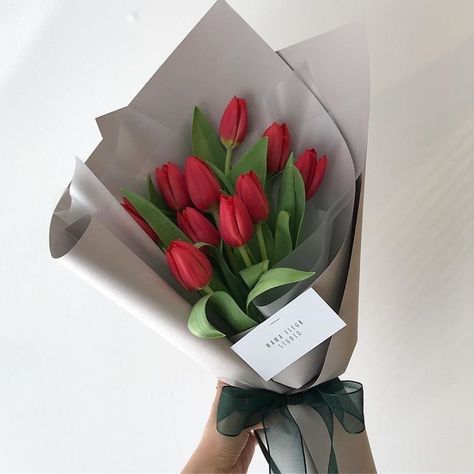 Red Tulips Bouquet, Flower Bouquet Diy, Boquette Flowers, Tulip Bouquet, Flowers Bouquet Gift, Flower Shower, Beautiful Bouquet Of Flowers, Red Tulips, Beautiful Flower Arrangements