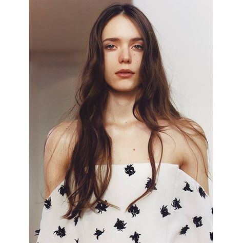 Stacy Martin (@_stacymartin) • Фото и видео в Instagram How To Wear Off Shoulder Top, Stacy Martin, Harley Weir, 3 Girls, Long Brown Hair, Vogue Uk, Vogue Magazine, Off Shoulder Tops, Editorial Fashion