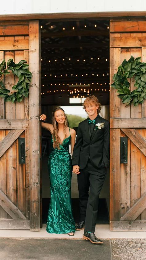 Green Graduation Dress, Sequin Mermaid Prom Dress, Country Prom, Prom Dress Green, Couple Prom, Emerald Green Prom Dress, Prom Pictures Couples, Prom Photoshoot, Prom Couples