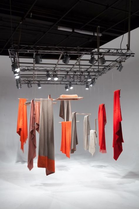 Display Scarves, Sas Entree, Shade Of Orange, Scarves Store, Scarf Display, Stand Feria, Bg Design, Fabric Display, Cashmere Throw