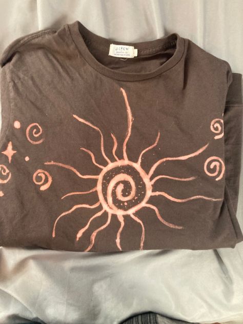 Bleach Sun Shirt, Sun And Moon Bleach Shirt, Yellow Bleached Shirt, Tarot Card Shirt Design, Bleached Shirt Ideas Aesthetic, Cute Bleached Shirts Ideas, Bleach T Shirts Diy, Bleach Tshirt Designs Aesthetic, Bleach Paint Shirt Ideas