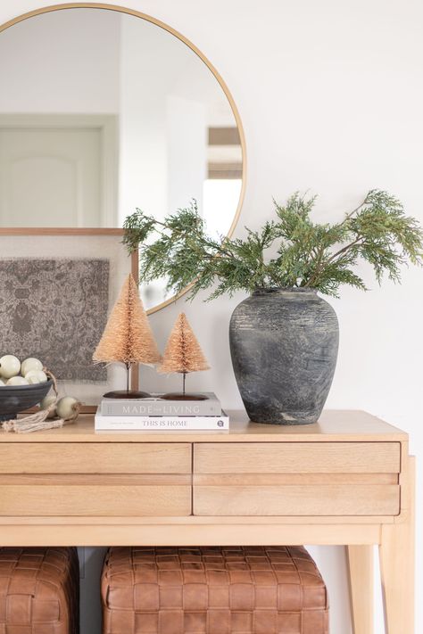 Looking for greenery and flowers for the holidays? Here are my top picks for artificial pine and cedar branches and Christmas florals. Entryway Styling, Pillow Combinations, Coastal Entryway, Christmas Dining Table Decor, Florida Decor, Christmas Florals, Christmas Entryway, Luxe Bedroom, Console Table Decorating