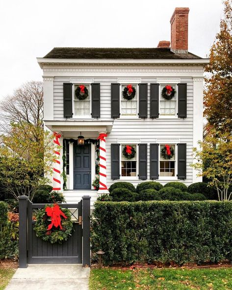 Christmas Exterior Decorations, Decoration Ideas Living Room, Christmas Exterior, Colonial Christmas, Home Decor Idea, Christmas Blessings, Christmas Outdoor, Christmas Inspo, House Exteriors