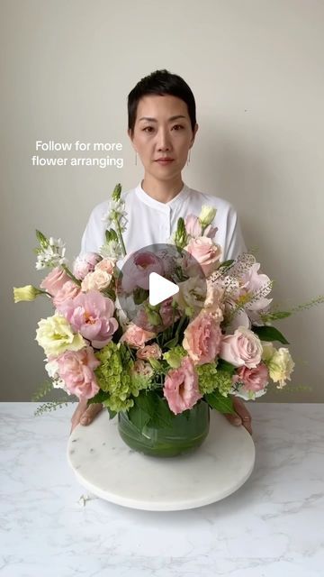 NYC Wedding and Events Florist on Instagram: "My tips in making a centerpiece: ✅ Start with 4 roses in 4 corners of the vase. Since this is a large centerpiece I use additional stems such as spray roses to add to the grid inside of the vase.  ✅ Fill in the empty space with the large hydrangeas.. keep it loose and natural.  ✅ Add additional blooms to fill in the empty spaces. I’m using mini green hydrangeas.  ✅ Arrange in the highlight “face” flowers like the peonies.  ✅  Put in the accent blooms like lisianthus and star of beth, then texture fillers of peppergrass.   My classic low and lush, I can make these all day. Watch out for those stems that miss the vase 😅  ✨ Follow, Like, and Share for more flower arranging" Large Round Vase Flower Arrangements, Hydrangea And Rose Arrangement, How To Make Large Floral Arrangements, Medium Flower Arrangements, Arranging Roses In A Vase, August Flower Arrangements, Spray Roses Arrangement, Green Hydrangea Arrangements, Large Hydrangea Arrangement