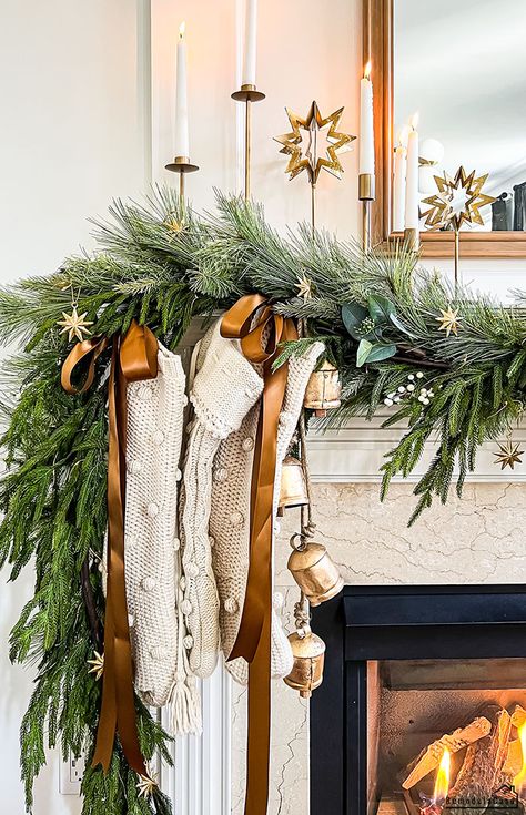 Modern Christmas Mantels Ideas, Rustic Winter Party, Holiday Table Decoration Ideas, Indoor Christmas Card Photo Ideas, Mantel Decorating Christmas, Christmas Decor Mantel, Christmas Mantle With Gold Mirror, Christmas Decorations On Chandelier, Decorate Bench For Christmas