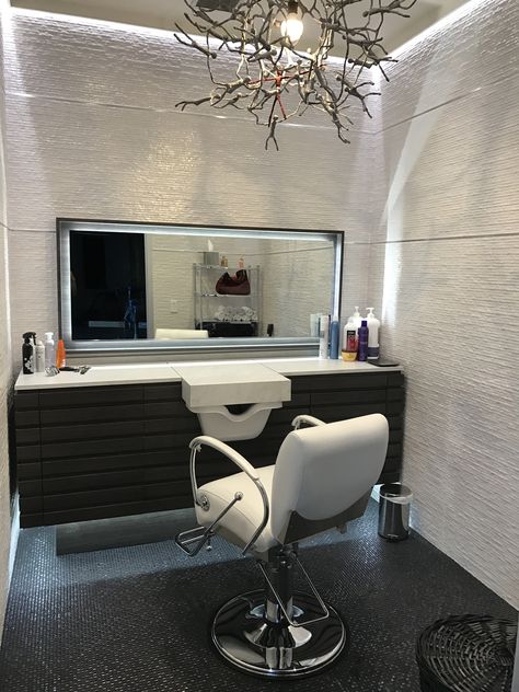 Mini salon with built in shampoo bowl Mini Salon Room Ideas, Small Salon Wash Station Ideas, Home Shampoo Bowl Ideas, Mini Hair Salon At Home, Mini Barbershop Design, Salon Wet Station Ideas, Tiny Home Salon, Mini Barber Shop, Hair Station Ideas Home