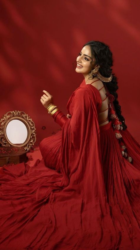 Red Sari Aesthetic, Sari Aesthetic, Lehenga Poses, Malavika Menon, Photography References, Bengali Culture, Fictional Women, Red Sari