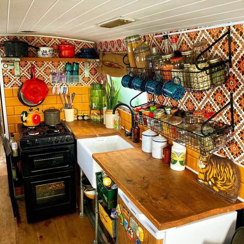 Narrowboat Kitchen, Hippie Kitchen, Narrowboat Interiors, Boat House Interior, Boat Interior Design, Caravan Home, Boat Interiors, Narrow Boat, Canal Boats