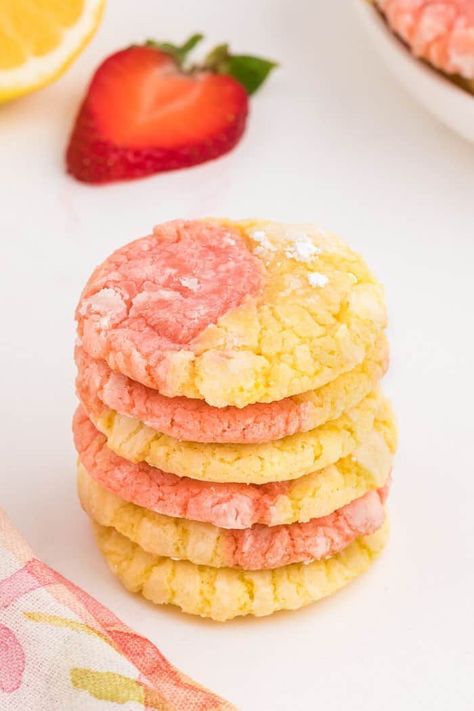 These colorful and cheerful strawberry lemonade cookies are summer in every single bite. The kids will love them! Strawberry Lemonade Cookies, Lemonade Cookies, Easy Strawberry Lemonade, Lemonade Cupcakes, Fresh Squeezed Lemonade, Sugar Cookie Mix, Cookie Ball, Strawberry Cookies, Yellow Foods