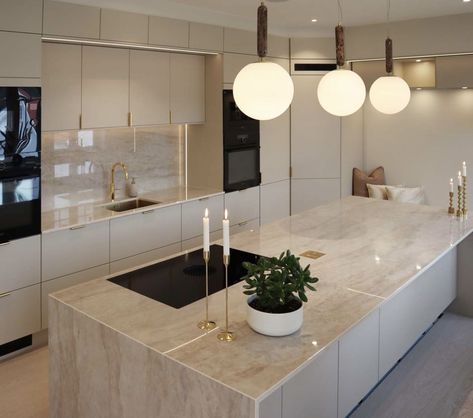 Kitchen Gold Marble, Kitchen Design Light Colors, Simple Home Renovations, All White Kitchen Modern, Kitchen Light Colors, White Aesthetic Kitchen, Elegant Kitchen Design Modern, Kitchen Design Marble, Kitchen Inspirations Luxury