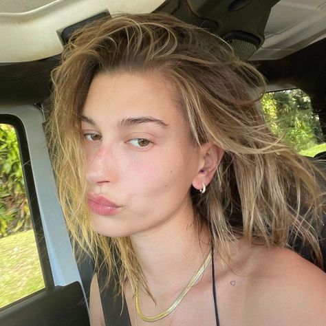 **Hailey Bieber: Sun-Kissed Pieces** Hailey Bieber No Makeup, Hayley Bieber, No Makeup Makeup Look, No Makeup Makeup, Hailey Baldwin Style, No Makeup, Celebrity Tattoos, Hailey Baldwin, Hailey Bieber