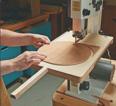 Shop-Made Band Saw Circle Jig: All you need to cut a circle on the band saw is a piece of plywood with a nail driven in to act as a pivot. but this jig is a little more versatile. It's adjustable and easy to detach from your band saw. Band Saw Projects Ideas, Bandsaw Jig, Band Saw Projects, Circle Jig, Diy Bandsaw, Router Jigs, Bandsaw Projects, Table Saw Jigs, Woodworking Projects Unique