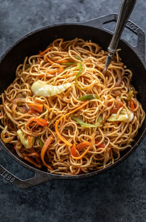 Chow Mein Photography, Veg Chow Mein Recipe, How To Cook Noodles, Veg Chowmein, Vegan Thai Green Curry, Bowl Of Noodles, Curry Pasta, Chow Mein Recipe, Lo Mein Recipes