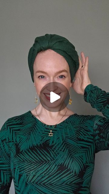 ‎Sarah רבקה‎ on Instagram: "The people asked for it! Super cute, easy breezy turban wrap that I saw from @pitoushka_off and just had to try! I bet this one will be a real staple come warmer weather. #Wrapunzel #wrapunzelista #Headscarf #headscarves #tichel #mitpachat #Headwrapping #modeststyle #modestfashion #tutorial" Headwrap For Sleeping, Mitpachat Tutorial, Arabic Scarf Women, Tichel Fashion, Tichel Pattern, Turban Wrap, Turban Headwrap, Turban Style, Fashion Tutorial