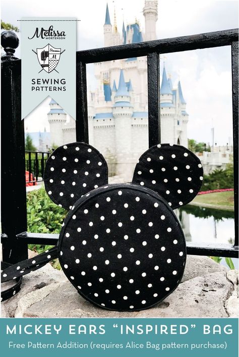 How to make a cute Mickey Mouse inspired cross body bag. Such a cute round bag pattern that would be perfect for a trip to Disney! Alice Bag, Tote Bag Pattern Free, Beginner Sewing, Beginner Sewing Projects Easy, Leftover Fabric, Round Bag, Disney Crafts, Bag Patterns To Sew, Sewing Projects For Beginners