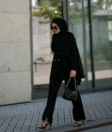 Black Outfit Hijab, Black Hijab Outfit, Outfit Muslim, Business Lady, Black Hijab, Stile Hijab, Street Hijab Fashion, Modern Hijab Fashion, Muslim Outfits Casual