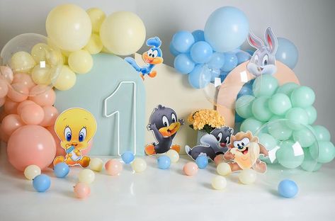 Looney Tunes 1st Birthday Party, Looney Tunes Baby Shower Ideas, Baby Looney Tunes Birthday Party, Looney Tunes Birthday Party Ideas, Looney Tunes Birthday, Looney Tunes Party, Baby Shower Balloon Arch, Baby Shower Decorations Neutral, Baby Birthday Themes