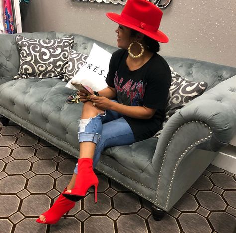 Red Fedora Hat Outfit, Fedora Hat Outfit Black Women, Rasheeda Frost Fashion, Red Hat Outfit, Rasheeda Frost, Red Fedora Hat, Fedora Outfit, Fedora Hat Outfits, Red Fedora