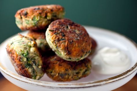 These zucchini fritters are based on a recipe I learned from the cookbook author Diane Kochilas. A classic mezze served in Greek taverna, they’re like a Greek version of latkes. (Photo: Andrew Scrivani for The New York Times) Greek Zucchini, Zucchini Zoodles, Chia Puding, Zucchini Fritters Recipe, Kouign Amann, Fritters Recipe, Zucchini Cake, Zucchini Fritters, Fritter Recipes