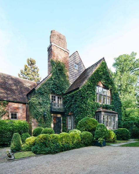 Rustic Cottage Exterior, English Country Manor, English Country Cottages, English Country Cottage, Glam Pad, Country Manor, Home Gardens, English Country Decor, Country Cottage Decor