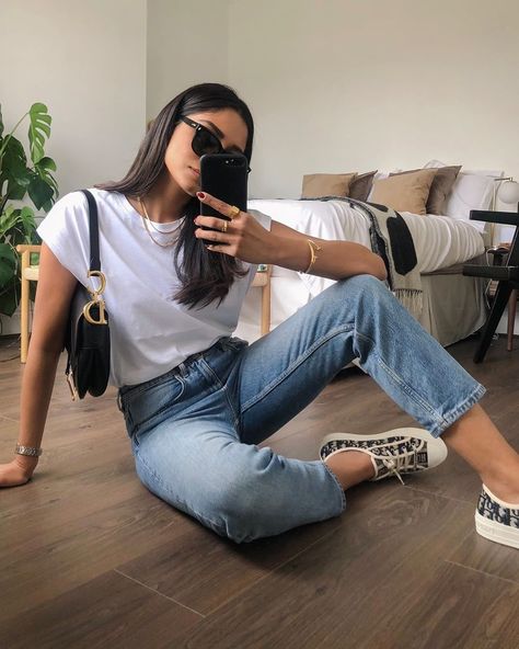 Can you beat a plain white tee and denim combo? We think not! Tap our link in bio for @cocobeautea's fave casuals you can shop | http://liketk.it/2P9eS #liketkit #LTKeurope #StayHomeWithLTK Normcore Outfits, White Tees Outfit, White Tshirt Outfit, Look Kylie Jenner, When All Else Fails, Plain White T Shirt, Blue Jean Outfits, Classy Casual Outfits, Causual Outfits