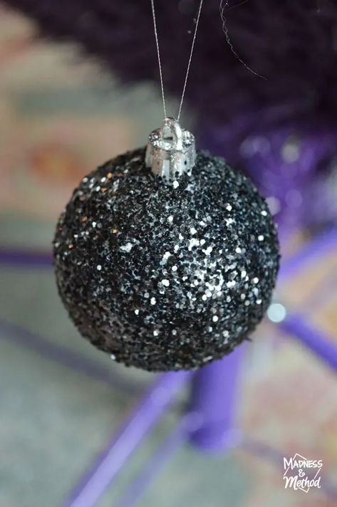 Diy Glitter Ball Ornaments, Update Christmas Ornaments, Diy Ornaments Glitter, Making Glitter Ornaments, Black Christmas Ornaments Diy, Christmas Light Hooks, Diy Glitter Ornaments, Cheap Christmas Ornaments, Christmas Glitter Ornaments