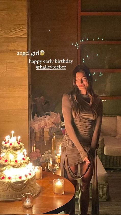 Hailey Bieber Birthday, Kylie Jenner Bday, November Birthday Party, Blowing Candles, Kylie Jenner Birthday, Birthday Dinner Outfit, 17 Birthday Cake, Happy Early Birthday, Birthday Dinner Party