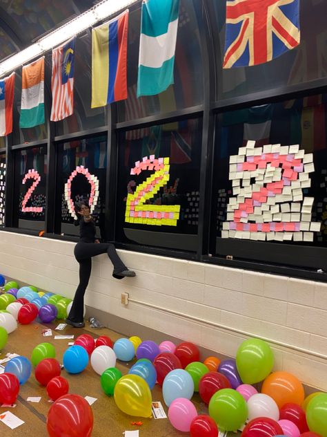 Senior Prank Ideas High Schools, Senior Pranks High School Funny, Senior Pranks High School, Senior Prank Ideas, Senior Year Pranks, Best Senior Pranks, School Spirit Posters, High School Funny, Prank Ideas