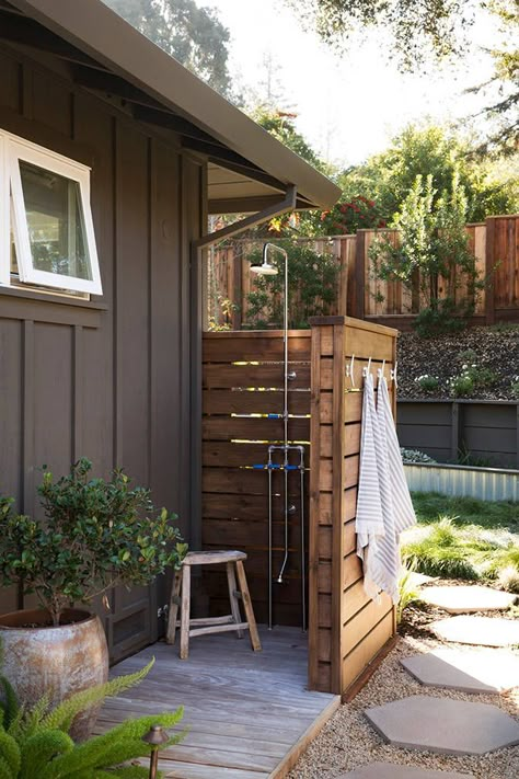 Diy Outdoor Shower Ideas, Outdoor Shower Kits, Outdoor Shower Ideas, Outside Showers, Outdoor Shower Enclosure, Outdoor Shower Diy, Outdoor Bathroom Design, Pool Shower, Outdoor Showers