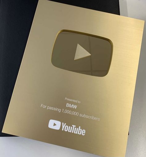 100k Subscribers Youtube Aesthetic, Youtube Plaque Aesthetic, Youtuber Aesthetic Life, Vloggers Youtubers Aesthetic, Youtuber Life Aesthetic, Youtube Vlogger Aesthetic, Youtube Vision Board, Youtube Career, Youtube Aesthetic