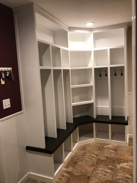 Easy Diy Mudroom, Entry Way Lockers, Mudroom Bench Ideas, Mudroom Lockers, Hall Decoration, Diy Mudroom, Mudroom Entryway, Diy Mudroom Bench, Mudroom Laundry Room