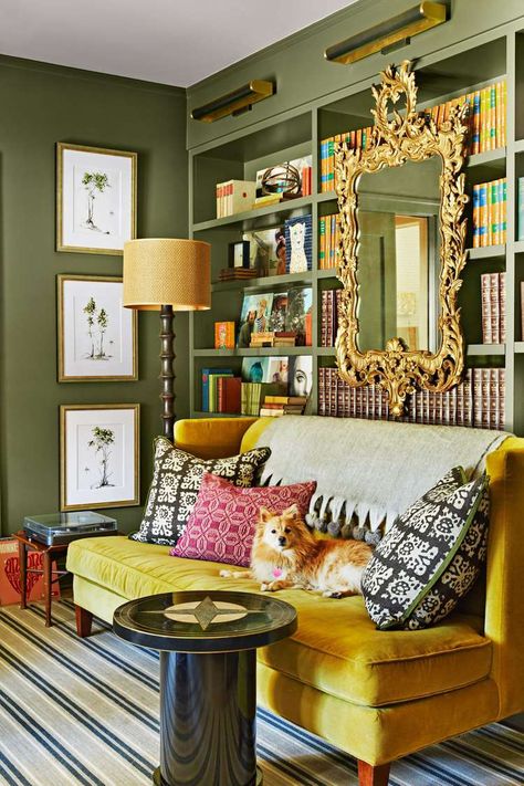 46 Ways To Decorate A Bookshelf In Any Room Living Room Design Green, Behind Sofa, Vintage Leather Chairs, Colorful Living Room, New Year's Eve Party, Living Room Design, Moving House, Home Trends, Cabinet Design