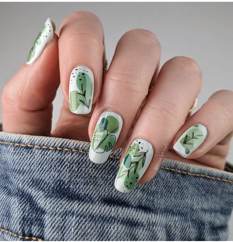 Minimalist Nail Art Green, Green Leaves Nail Art, Nails Plants Art Designs, Nail Plant Designs, Foliage Nail Art, Simple Nail Art Spring, Plant Theme Nails, Monstera Plant Nail Art, Botanical Nails Designs