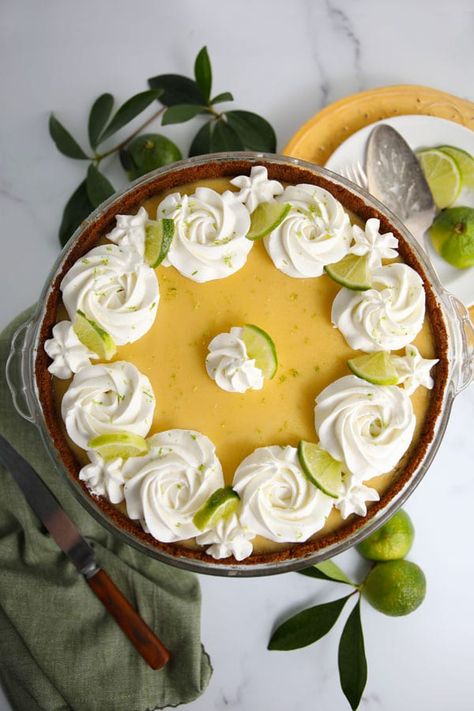 Classic Key Lime Pie - Mom Loves Baking Best Key Lime Pie Recipe, Classic Key Lime Pie Recipe, Cinnamon Graham Cracker Crust, Cool Whip Pies, Key Lime Cupcakes, Masakan Malaysia, Key Lime Desserts, Key Lime Pie Easy, Key Lime Pie Recipe