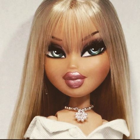 Bangs! Wispy bangs, blond bratz, blue green eyes, bratz, y2k, doll, lip gloss, fenty, Bratz Doll Bangs, Blond Bratz, Bratz Green Eyes, Bratz Doll With Bangs, Lip Gloss Fenty, Bratz Doll Aesthetic, Cloe Bratz, Bangs Wispy, Doll Backgrounds