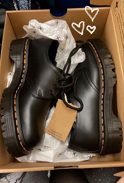 Dr Martens School Shoes, Pretty Shoes Aesthetic, Temu Shoes, Black Shoes Aesthetic, Shoe Inspo Aesthetic, Aesthetic Shoes Vintage, Cute Platform Shoes, Docs Shoes, Doc Martens Loafers