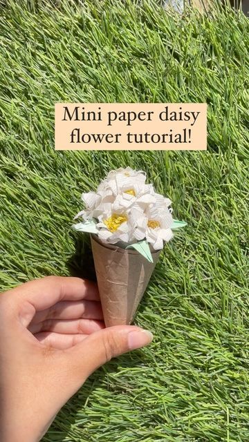 Paper Daisy Flower, Paper Bouquet Diy, Paper Flower Bouquet Diy, Snowflake Making, Origami Bouquet, Make A Bouquet, Diy Gift For Bff, Flower Boquet, Flowers To Make