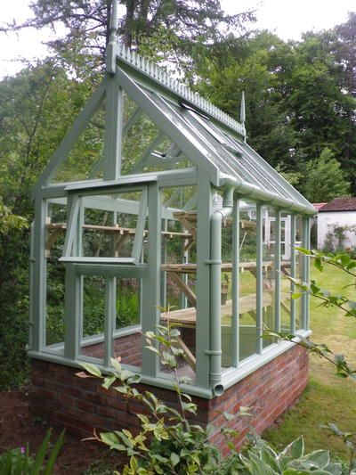 Greenhouse Small Garden, Cute Small Greenhouses, Front Garden Greenhouse, Small Greenhouse Plans, Greenhouse Colors Exterior, Small Attached Greenhouse, Small Green House Ideas, Small Greenhouse Ideas Interior Design, Small Green House