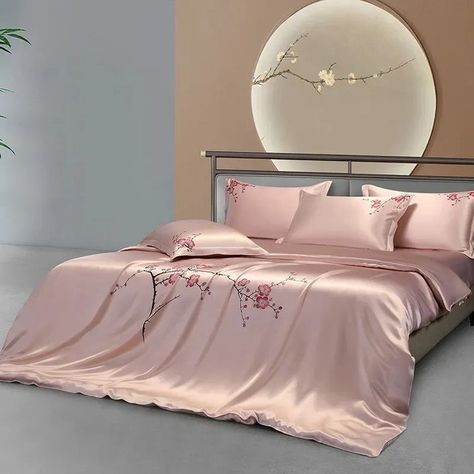 ✨ Transformez votre sommeil avec notre Parure en Soie 25MM de luxe! ✨ 🛌 25 mommes de soie 100% naturelle pour un confort suprême ✨ Drap-housse ajusté ou drap plat spacieux 😴 2 taies d'oreiller douces pour la peau & les cheveux 🌡️ Régulation thermique pour un confort toute l'année 🌿 Hypoallergénique, repousse les allergènes Profitez de notre offre spéciale à seulement 1.195€! 🌟 Lien direct: https://ssdlr.shop/l/025c035a Draps Design, Accent Chair Bedroom, Silk Bedding Set, Flower Bedding, Daybed Covers, Bedroom Accent, Cover Bed, Silk Bedding, Bedding Basics