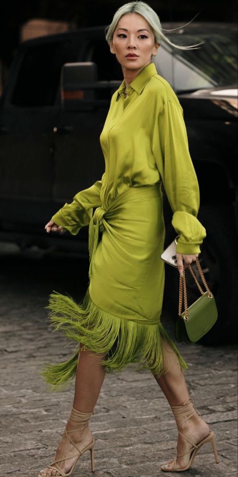 Chartreuse Outfit, Goddess Fashion, Christmas Fits, Neon Fashion, Green Outfit, Abaya Fashion, Fashion Pictures, Fashion Details, Style Icon