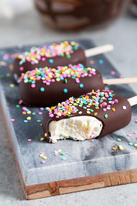 Chocolate Dipped Funfetti Ice Cream Bars Chocolate Covered Ice Cream, Funfetti Ice Cream, Smoothie Popsicles, Ice Cream Bars, Low Carb Ice Cream, Ice Cream Pops, Easy Ice Cream, Popsicle Recipes, Icecream Bar