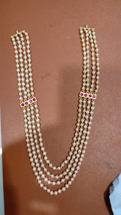 Light weight pearl necklace in gold Pearl Layered Necklace, Cooking Sweets, Pearl Jewelry Design, Antique Bridal Jewelry, Antique Gold Jewelry, Fancy Blouse, Beads Jewellery, Gold Designs, Pearl Jewellery