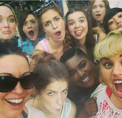 Pitch Perfect 2 cast selfie. Pitch Perfect Cast, Pitch Perfect Movie, Pitch Perfect 1, Pitch Perfect 3, Pitch Perfect 2, Brittany Snow, Perfect Movie, Emperors New Groove, I Love Cinema