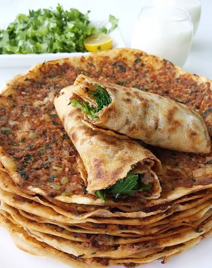 LAHMACUN LAHMACUN (Yaklaşık 20 adet için) 2,5 su bardağı ilik su Yarım su bardagi ilik süt 1 yemek kaşığı maya 1 yemek kasigina yakın tuz 1 yemek k...  #LAHMACUN #lahmacuntarifi Armenian Recipes, Challah, Pizza Hut, Easy Delicious Recipes, Arabic Food, Turkish Recipes, Puddings, Bagels, Naan