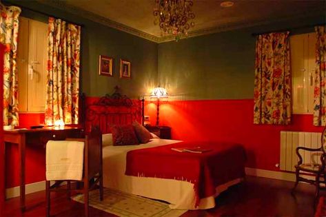 Amélie's room. ♥ Amelie Interior Design, Amelie House, Amelie Apartment, Amelie Room, Movie Bedroom, 70s Interior, Walls Room, Red Walls, Bedroom Green