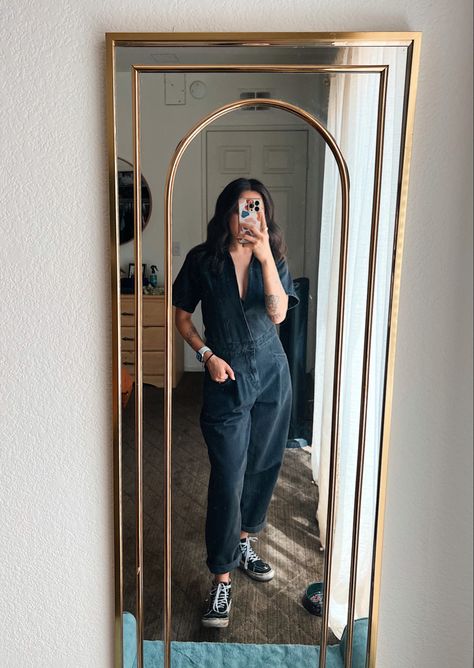 Black Utility Jumpsuit Outfit, Denim Coverall Outfit, Denim Boiler Suit Outfit, Black Denim Jumpsuit Outfit, Denim Jumpsuit Outfit Casual, Coverall Outfit Women, Boiler Suit Outfit, Utility Jumpsuit Outfit, Coverall Outfit