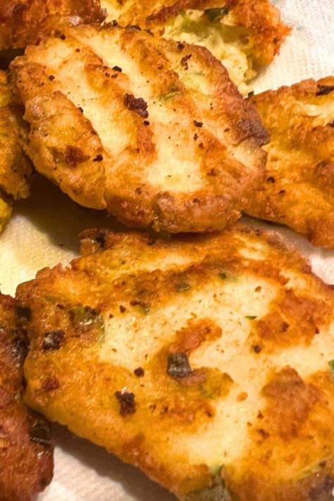 Mashed Potato Cakes Leftover, Fried Mashed Potato Patties, Leftover Mashed Potato Cakes, Fried Potato Patties, Fried Potato Cakes, Fried Mashed Potatoes, Potato Pancakes Recipe, Mashed Potato Patties, Mashed Potato Pancakes