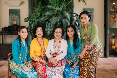 PERANAKAN WEDDING THEME - Penang Wedding Tourism Kebaya Peranakan, Peranakan Wedding, Kebaya Nyonya, Cultural Wedding, Edible Wedding Favors, Colourful Wedding, Wedding Itinerary, Multicultural Wedding, Chinese Fashion