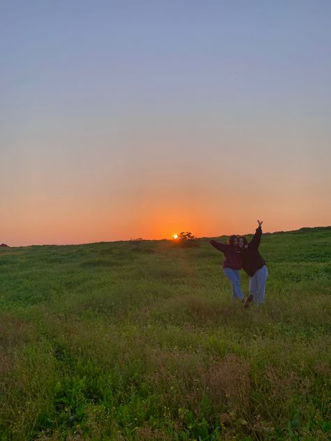 Sunset Field Pictures, Sunset Pictures With Friends Field, Sunset Instagram Pictures Field, Sunset Pictures Poses Field, Cute Field Pictures, Featured Name Ideas, Sunset Photoshoot Ideas Fields, Field Photoshoot Friends, Sunset Field Photoshoot